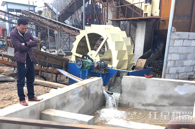 洗砂現(xiàn)場，建設沉淀池