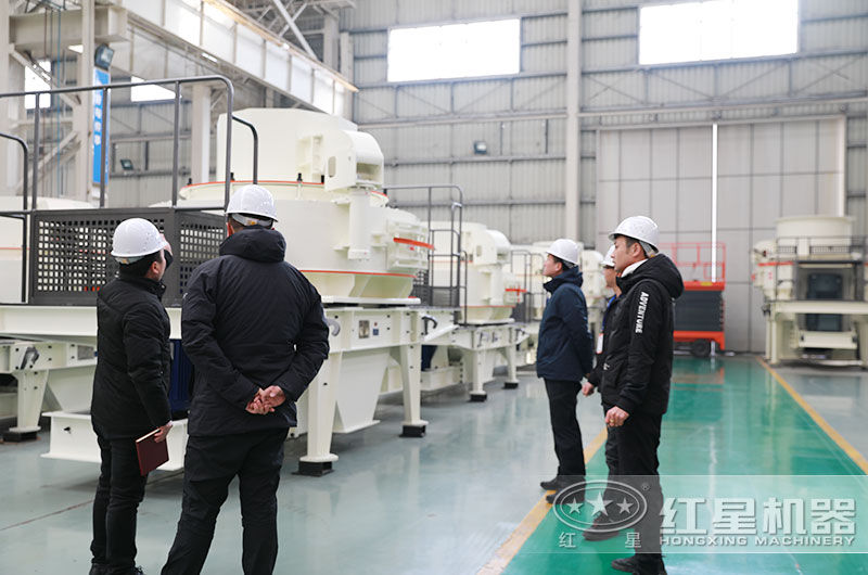 客戶(hù)來(lái)廠考察青石破碎機(jī)器